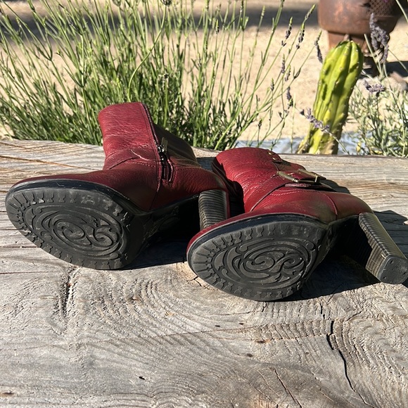 Clarks “Indigo” leather boots with heels.  Brass buckles woman’s size 6 - Picture 5 of 10